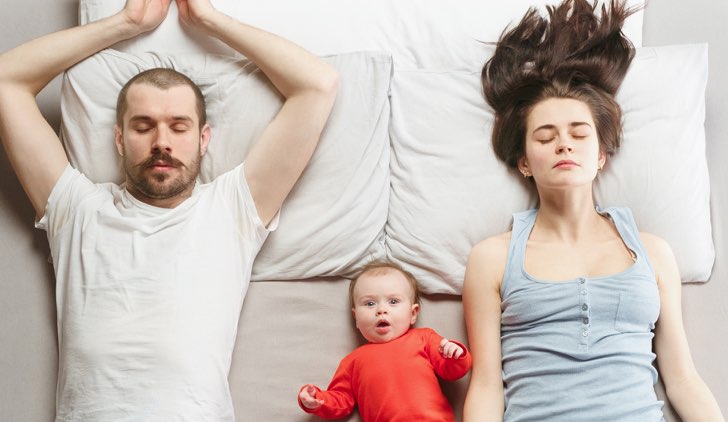 dormire con il bambino lettone co-sleeping sonno genitori