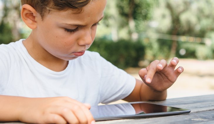 Bambino blocca l'iPad del papà per 49 anni