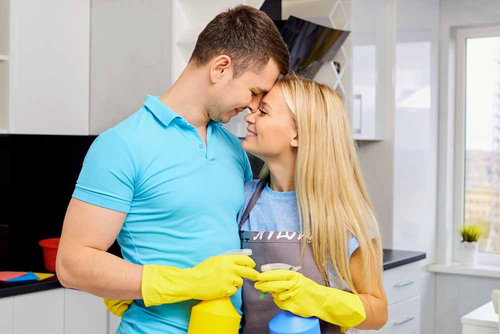 Fare le pulizie insieme aumenta il desiderio sessuale