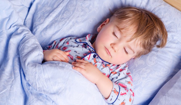 come aiutare bambino a dormire da solo